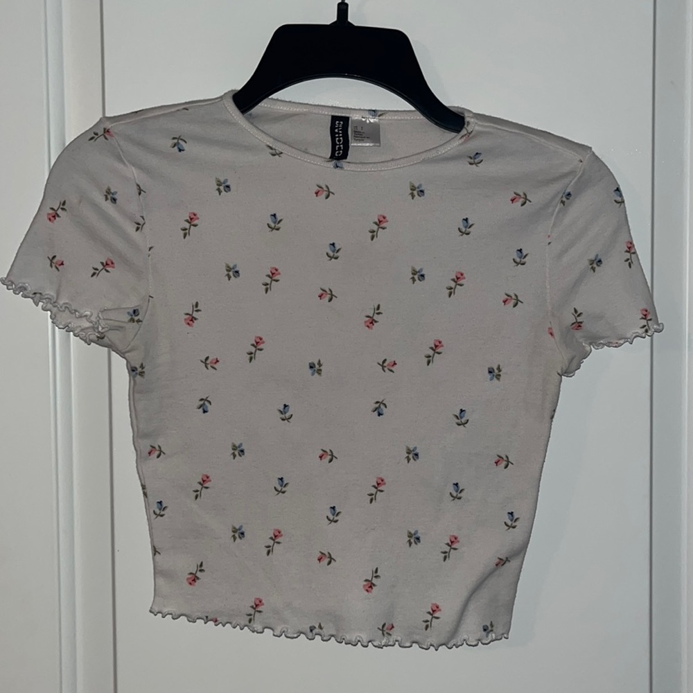 H&M white flower print, cropped t-shirt, size small.